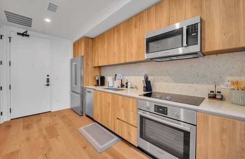 Waller Creek District Apartamento | Modern 1-Bedroom with City Views