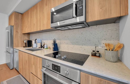 Waller Creek District Apartamento | Modern 1-Bedroom with City Views