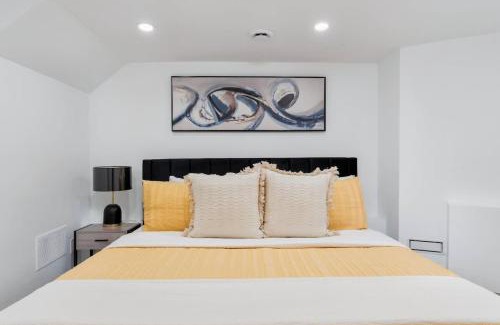 Parkdale Casa | Modern 1-BR Condo with Parking in Downtown Toronto