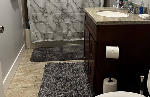 Webster Square Apartamento | Modern 1 br + office/medit rm Apt near major HW's!