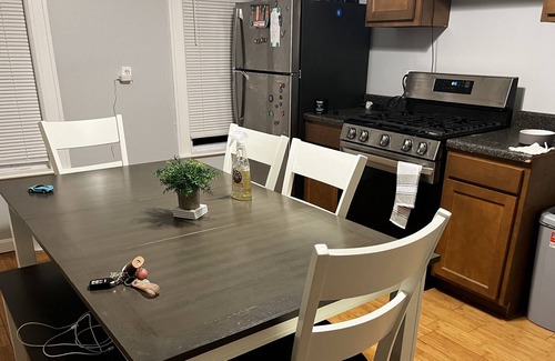 Webster Square Apartamento | Modern 1 br + office/medit rm Apt near major HW's!