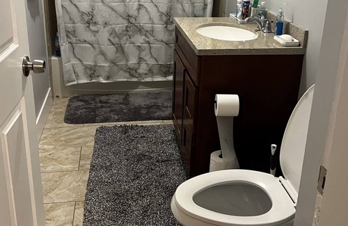 Webster Square Apartamento | Modern 1 br + office/medit rm Apt near major HW's!