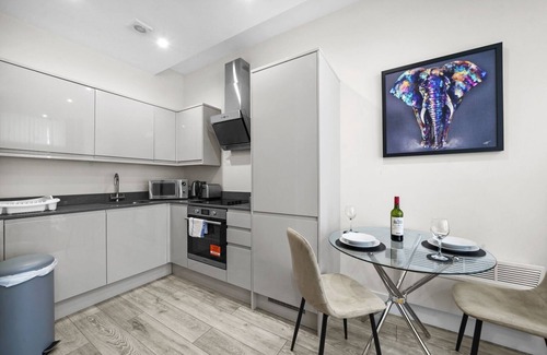 Slough Apartamento | Modern 1 DBL Bed APT- w/ Free Parking On-site- Slough