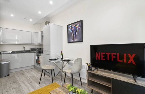 Slough Apartamento | Modern 1 DBL Bed APT- w/ Free Parking On-site- Slough