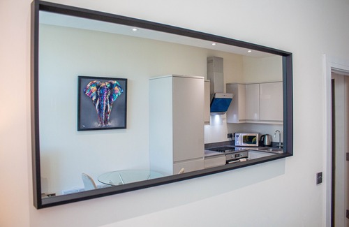 Slough Apartamento | Modern 1 DBL Bed APT- w/ Free Parking On-site- Slough