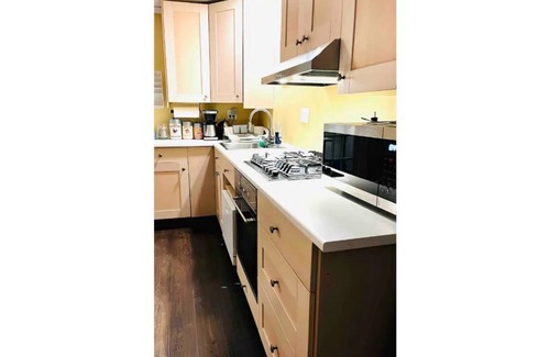 Off Broadway Cabaña | Modern 1860s Newport Cottage (1 month)