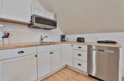 North Andover Apartamento | Modern 1BD Near Downtown & Hgwy