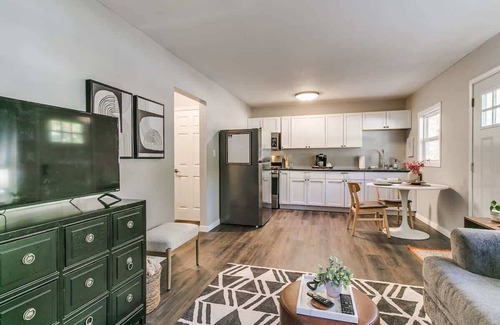 Ames Casa | Modern 1BR/1BA Chic UrbanRetreat