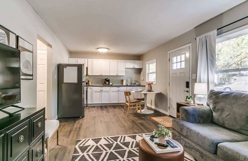 Ames Casa | Modern 1BR/1BA Chic UrbanRetreat