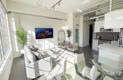 Historic Core Condominio | Modern 1BR/1BA Loft in DTLA w Rooftop pool, jacuzzi, and Cabanas - Free Parking!