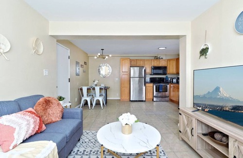 Highline Apartamento | Modern 1BR Apt | Near SeaTac | Unit 5 @ S. Seattle