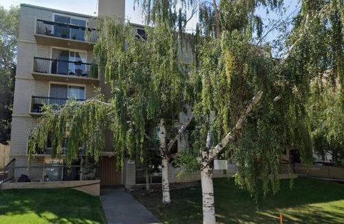 Lower Mount Royal Apartamento | Modern 1br Apt, Up to 4 people, Steps to 17th Ave, Downtown & Stampede