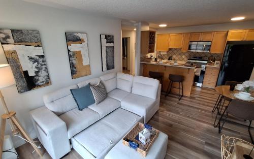 Lower Mount Royal Apartamento | Modern 1br Apt, Up to 4 people, Steps to 17th Ave, Downtown & Stampede