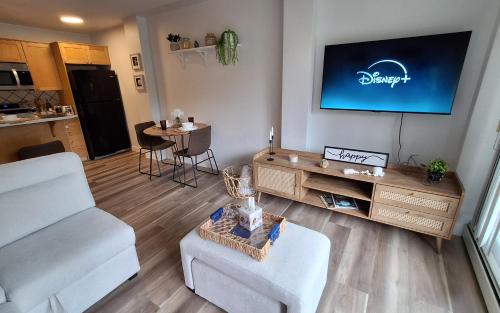 Lower Mount Royal Apartamento | Modern 1br Apt, Up to 4 people, Steps to 17th Ave, Downtown & Stampede
