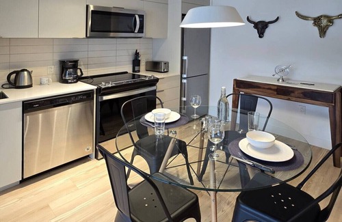 Ville-Marie Apartamento | Modern 1BR Apt with Stunning Views and Pool Access