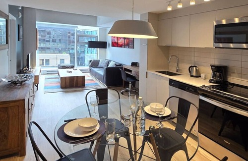 Ville-Marie Apartamento | Modern 1BR Apt with Stunning Views and Pool Access
