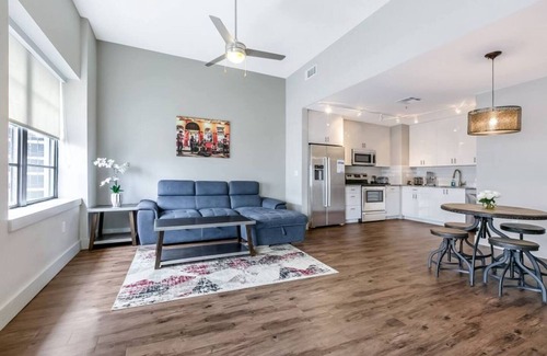 Central Business District Apartamento | Modern 1BR Condo in California Building