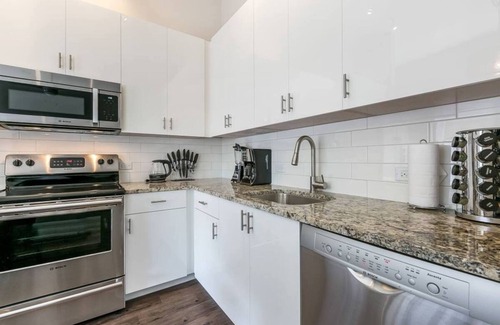 Central Business District Apartamento | Modern 1BR Condo in California Building