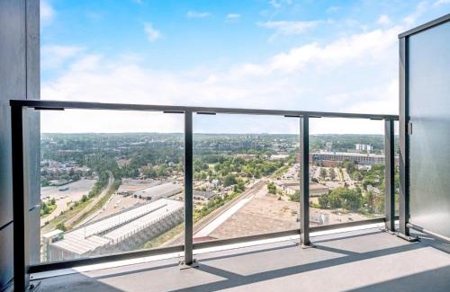 Kitchener Apartamento | Modern 1BR Condo - King bed - Cityscape Views