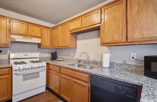 Tulsa Casa | Beautiful pet friendly 1/1BR Condo near Brookside.
