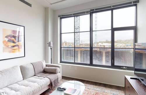 Eisenhower East Apartamento | Modern 1BR in The Foundry Near Dtwn DC + Pets OK