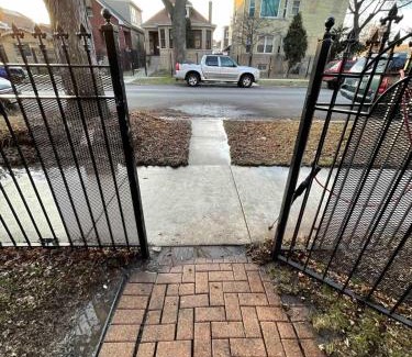 Gage Park Apartamento | Modern 1BR Outdoor Space & Cozy Vibes