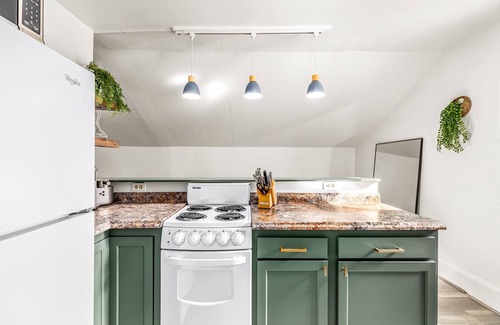 Plymouth Apartamento | Modern 1BR Retreat, Steps to Shops/Bars/Restaurants!