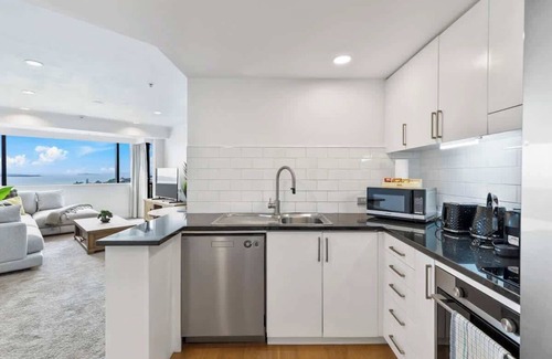 Takapuna Apartamento | Modern 1BR w Pool & Gym, Steps to Takapuna Beach