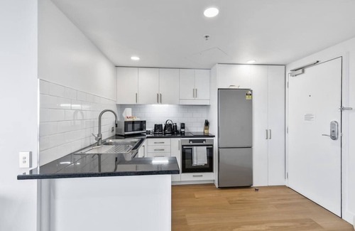 Takapuna Apartamento | Modern 1BR w Pool & Gym, Steps to Takapuna Beach