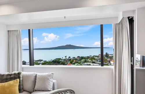 Takapuna Apartamento | Modern 1BR w Pool & Gym, Steps to Takapuna Beach