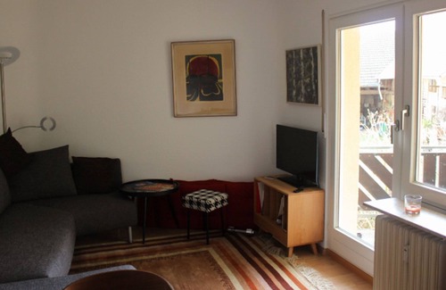 Sankt Georgen Apartamento | Modernas 2.5 habitaciones Apartamento con balcón cubierto.