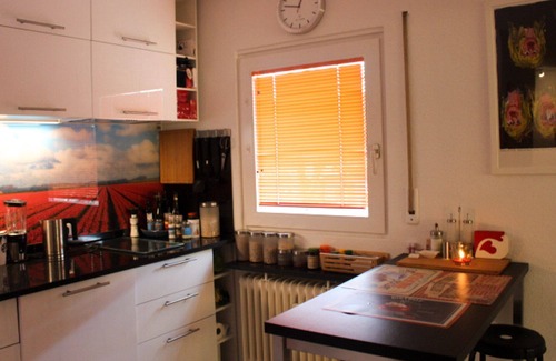 Sankt Georgen Apartamento | Modernas 2.5 habitaciones Apartamento con balcón cubierto.