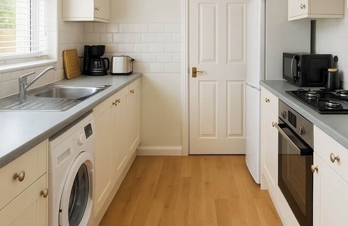 Gillingham Casa | Modern 2/3-Bed | Close to Stn | Pool Table | Long Stays & Contractors Welcome