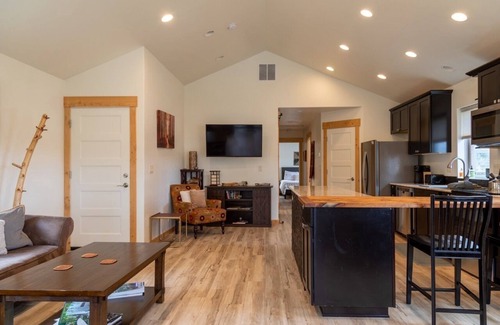 Sisters Casa | Modern 2 bdrm Walk to Downtown Sisters
