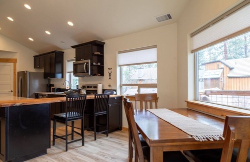 Sisters Casa | Modern 2 bdrm Walk to Downtown Sisters