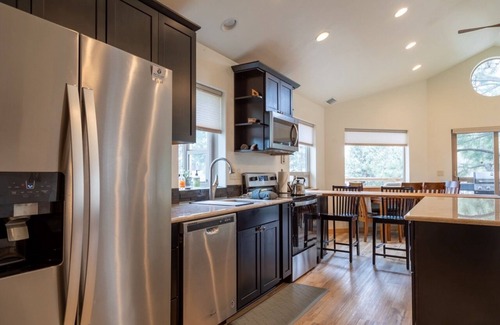 Sisters Casa | Modern 2 bdrm Walk to Downtown Sisters