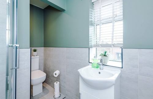 Broadheath Casa | Modern 2 Bedroom House Near Manchester Airport with Free Parking by Eason Stays