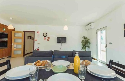 Leiria Apartamento | Modern, 2 bed apartment near the beach