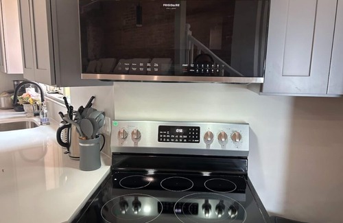 Albany Apartamento | ★MODERN 2 bed, 1 bath w/ patio! Great downtown location ★