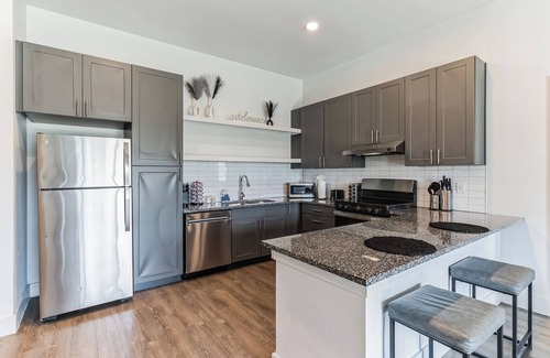 Pflugerville Apartamento | Modern 2 bed 2 bathroom apt - 3 beds. Parking - Gym - Pool - Desk