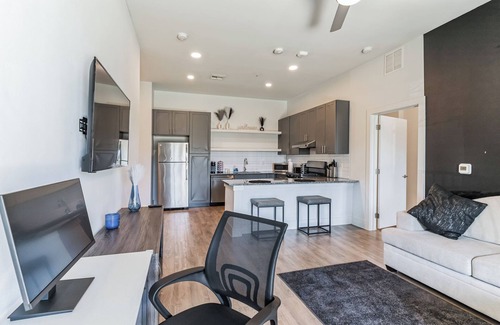 Pflugerville Apartamento | Modern 2 bed 2 bathroom apt - 3 beds. Parking - Gym - Pool - Desk
