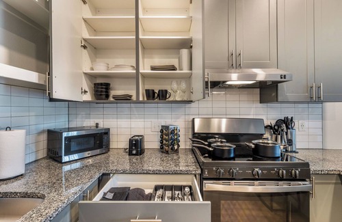 Pflugerville Apartamento | Modern 2 bed 2 bathroom apt - 3 beds. Parking - Gym - Pool - Desk