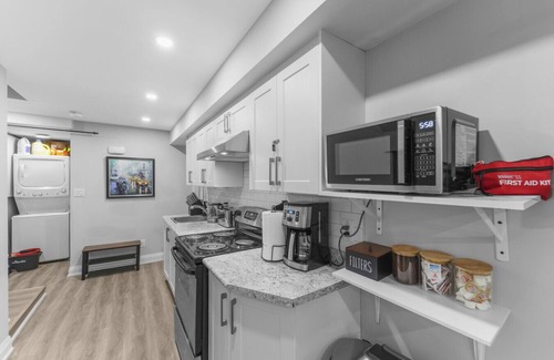 Pickering Apartamento | Modern 2-Bed, 2-Bath BSMT suite | Parking | Wi Fi