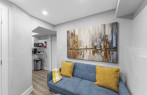 Pickering Apartamento | Modern 2-Bed, 2-Bath BSMT suite | Parking | Wi Fi