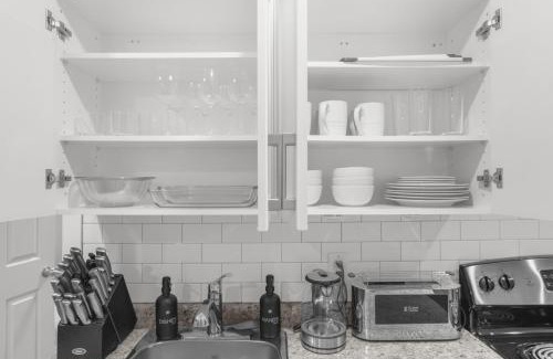Pickering Apartamento | Modern 2-Bed, 2-Bath BSMT suite with Pvt Entrance Free Parking and Wi Fi