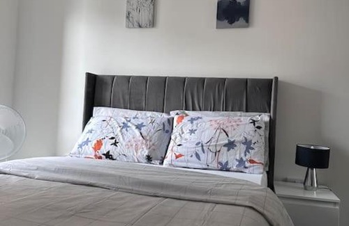 Belvedere Apartamento | Modern 2 bed 2 bath Flat Close to Train station