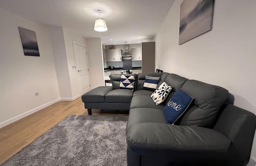 Belvedere Apartamento | Modern 2 bed 2 bath Flat Close to Train station