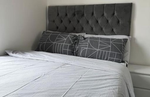 Belvedere Apartamento | Modern 2 bed 2 bath Flat Close to Train station