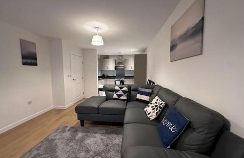 Belvedere Apartamento | Modern 2 bed 2 bath Flat Close to Train station
