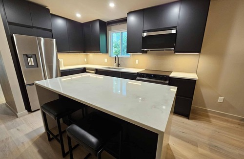Rosewood Apartamento | Modern 2 Bed, 2 Bath Ground Floor Apartment with Private Backyard